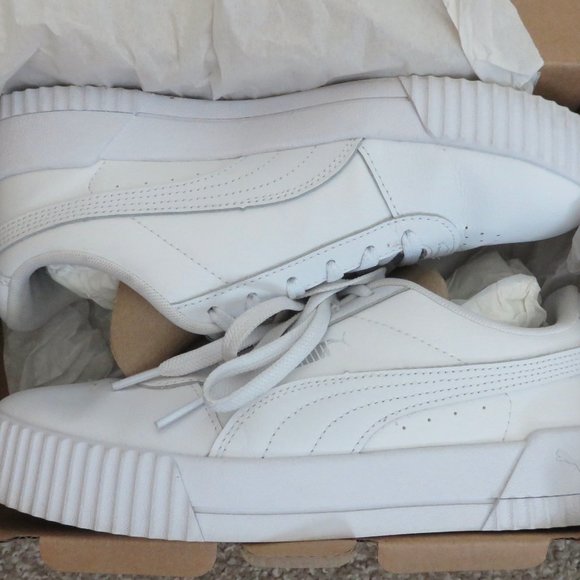 Puma Shoes - Like New Puma White Leather Carina Sneaker w/ Silver - 8 M